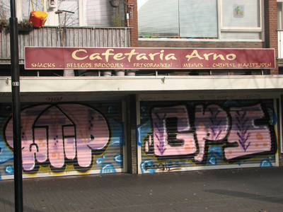 820917 Gezicht op de onderpui van Cafetaria Arno (Arnodreef 40) te Utrecht, met gesloten en bekladde rolluiken.
